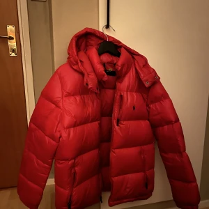 Ralp lauren puffer  - Herr XS Bra condition förutom att öglan för att hänga upp jackan har gått av. Nypris 4000 Passar 165-172 skulle jag säga. Kan passa längre också