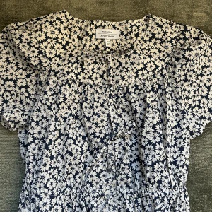 Other stories Blus - Superfin blus från other stories. Använd 2 gånger och har inga defekter. Köpt för ca 300. Perfekt nu till sommaren😊💕💕