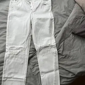 Vita jeans från Zara. Hål fram och i mycket bra skick. Storlek 37.