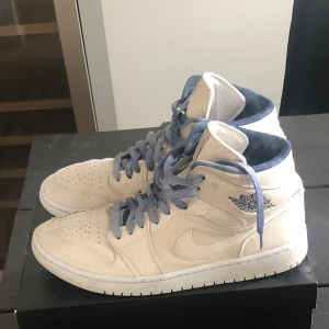Jordan 1 sanddrift - Troligen dem skönaste skorna jag använt vilket beror på materialet av skorna (läder i hela skon). Bra skick på dem också. Orginalbox och digitalt kvitto finns! Om intresse eller fundering uppstår så är det bara att skriva till mig! Pris kan diskuteras!