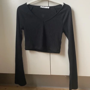 Nakd, Croppad tröja - Superfin croppad v-ringad topp med slits i ärmarna från nakd som tyvärr inte kommer till användning. Är i storlek xs men skulle säga att den även passar en s. Endast prövad.