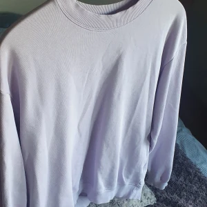 Lila sweatshirt😍 - Jättesöt ljuslila tröja💜 Passar s men också xs om man vill ha lite oversized