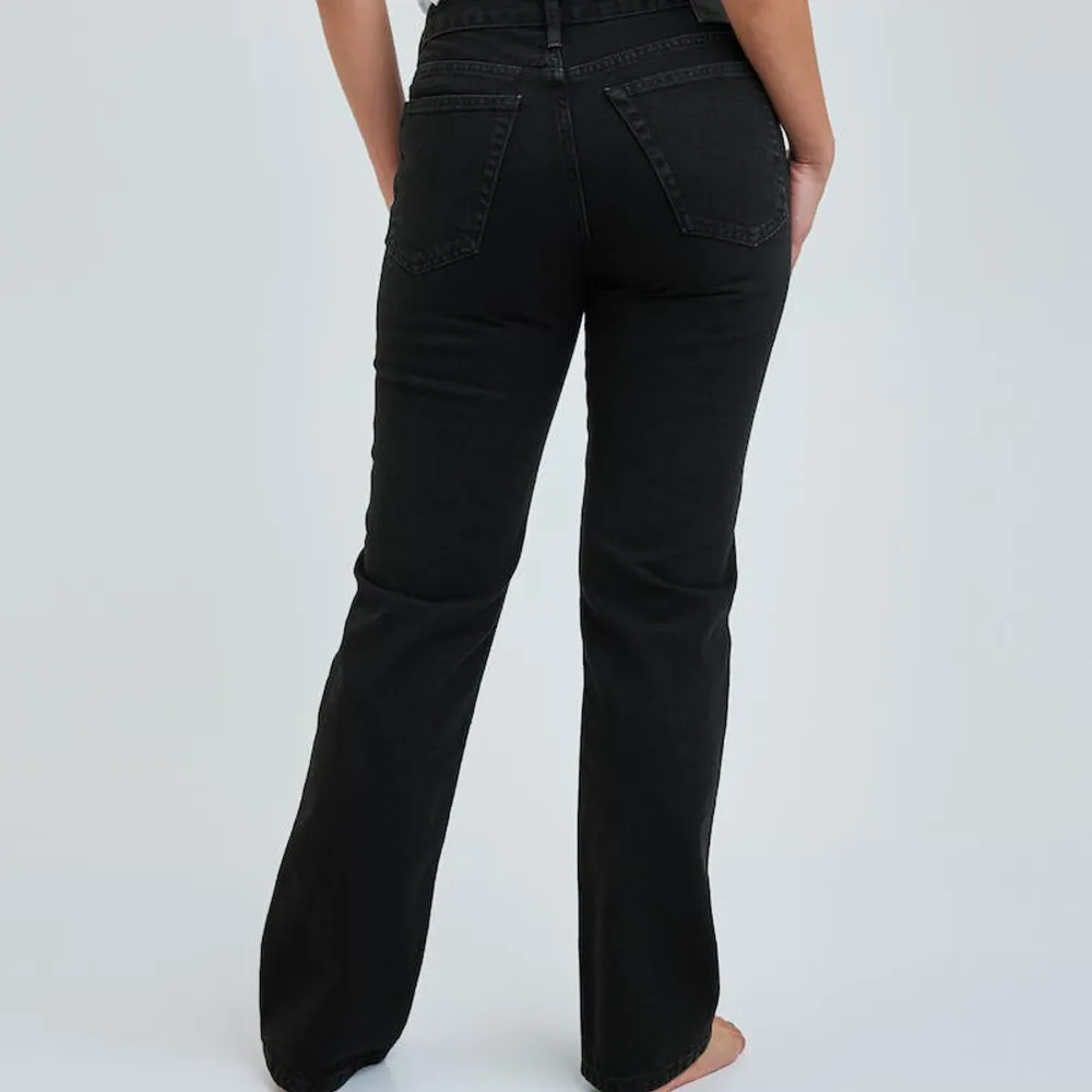 Low straight 990 jeans. Ett par fina svarta jeans från bikbok. Nypris 699kr.. Jeans & Byxor.