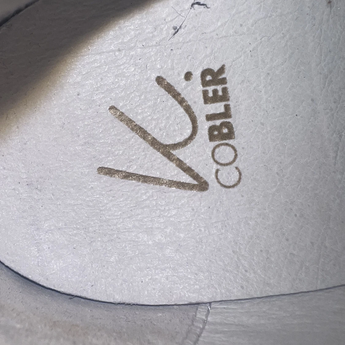 Vita skor med nitar - 91