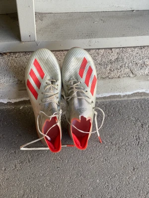 Adidas fotbollskor  - Adidas fotbollskor i bra skick!
