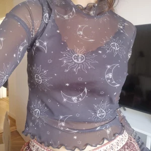 Pull and bear transparent tröja - Snygg tröja med månar och solar som har aldrig varit använd 