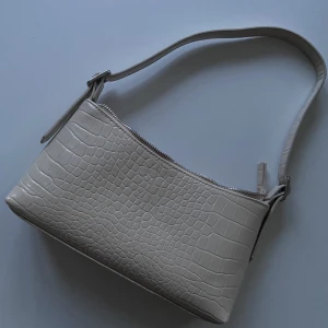 Axelväska - Beige axelväska från NA-KD i bra skick med bra utrymme 
