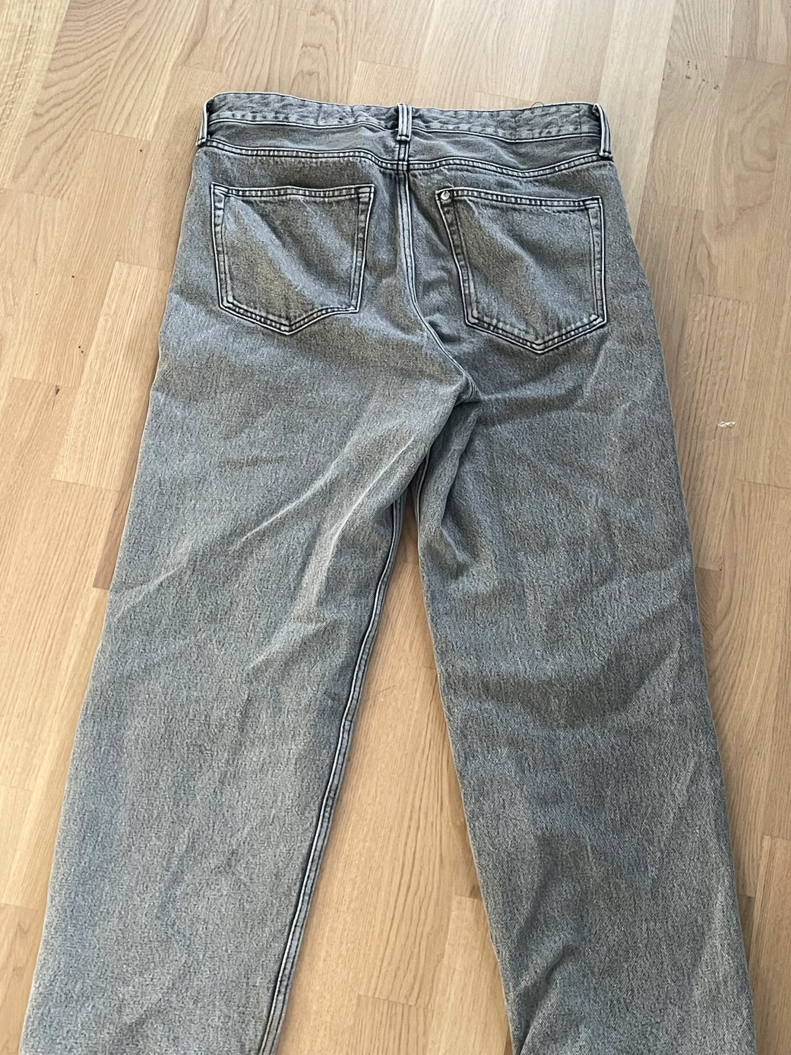Gråa ”loose fit” jeans  - 90