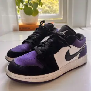 Nike Jordan 1 low i färgen ’court purple’. Fint skick, använda ca. 2 ggr. Storlek: 36.5 EUR, 4.5 US. 