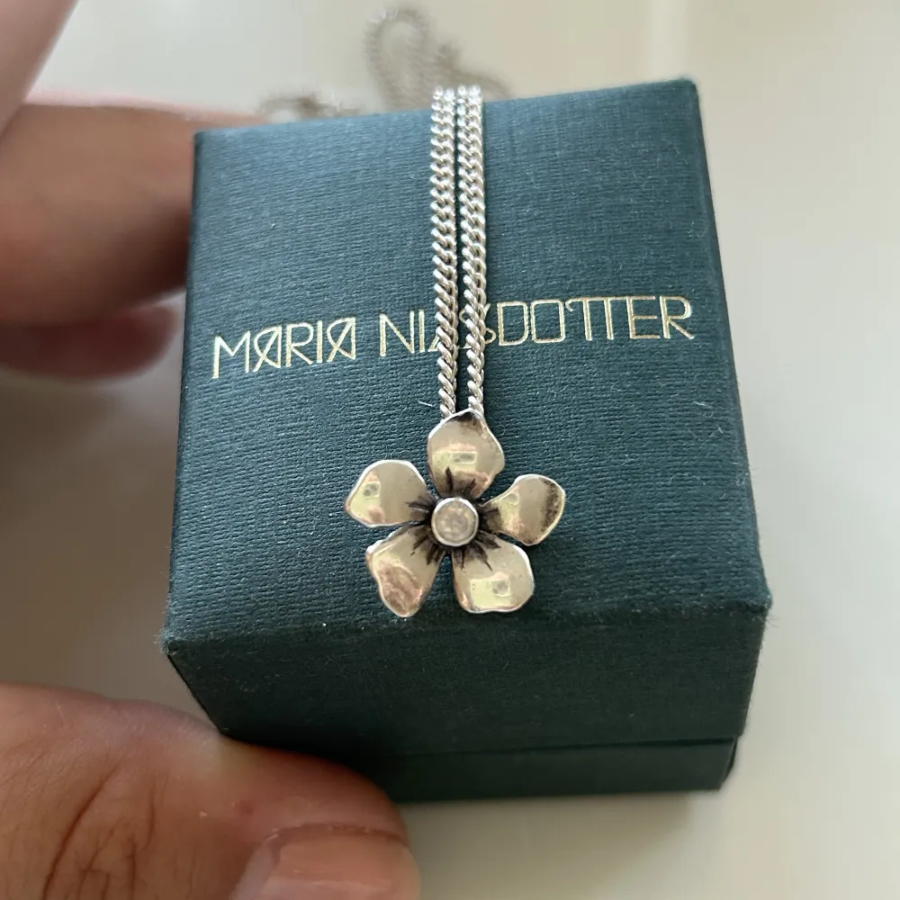 Säljer nu mitt halsband (blomman) från Maria Nilsdotter 💗 Hor av er vid frågor 🫶🏼. Accessoarer.