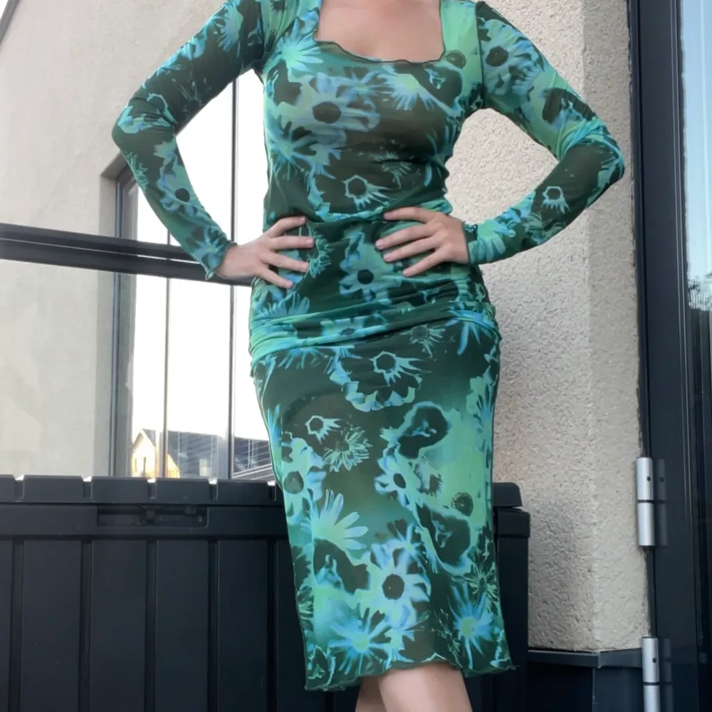 Såååå fin blågrön klänning som jag använt flitigt men inte längre får använding för! . Klänningar.
