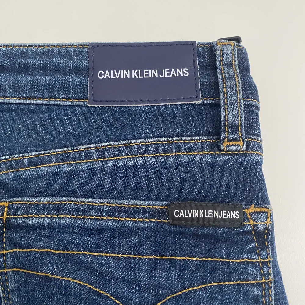 Stuprörsjeans från calvin Klein, knappt använda. Storlek w25l30 Nypris 999:-  Frakt ingår ej. Jeans & Byxor.