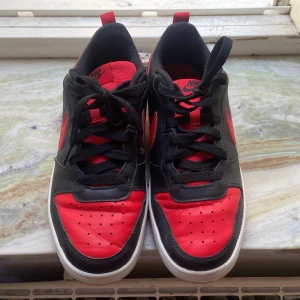 Nike skor - Säljer mina Nike skor som är röda och svarta då jag bara har använt högst 5 gånger 