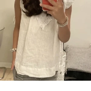 Vit zara blus - Fin zara blus som jag säljer eftersom att den inte kommer till användning! Storlek xs, 250 kr + frakt! Hör av er vid intresse💕