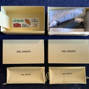 Clean 90s Black (Läder) - Säljer flera par Clean 90s Black (Läder) köpta från Axel Arigatos hemsida. Inte ett fingeravtryck på sig. Allting som medföljer - Skor - 2 lådor till skorna - 2 påsar till skorna - Tackkort med klistermärken. Storlekar mellan 39-47. KVITTO FINNS!