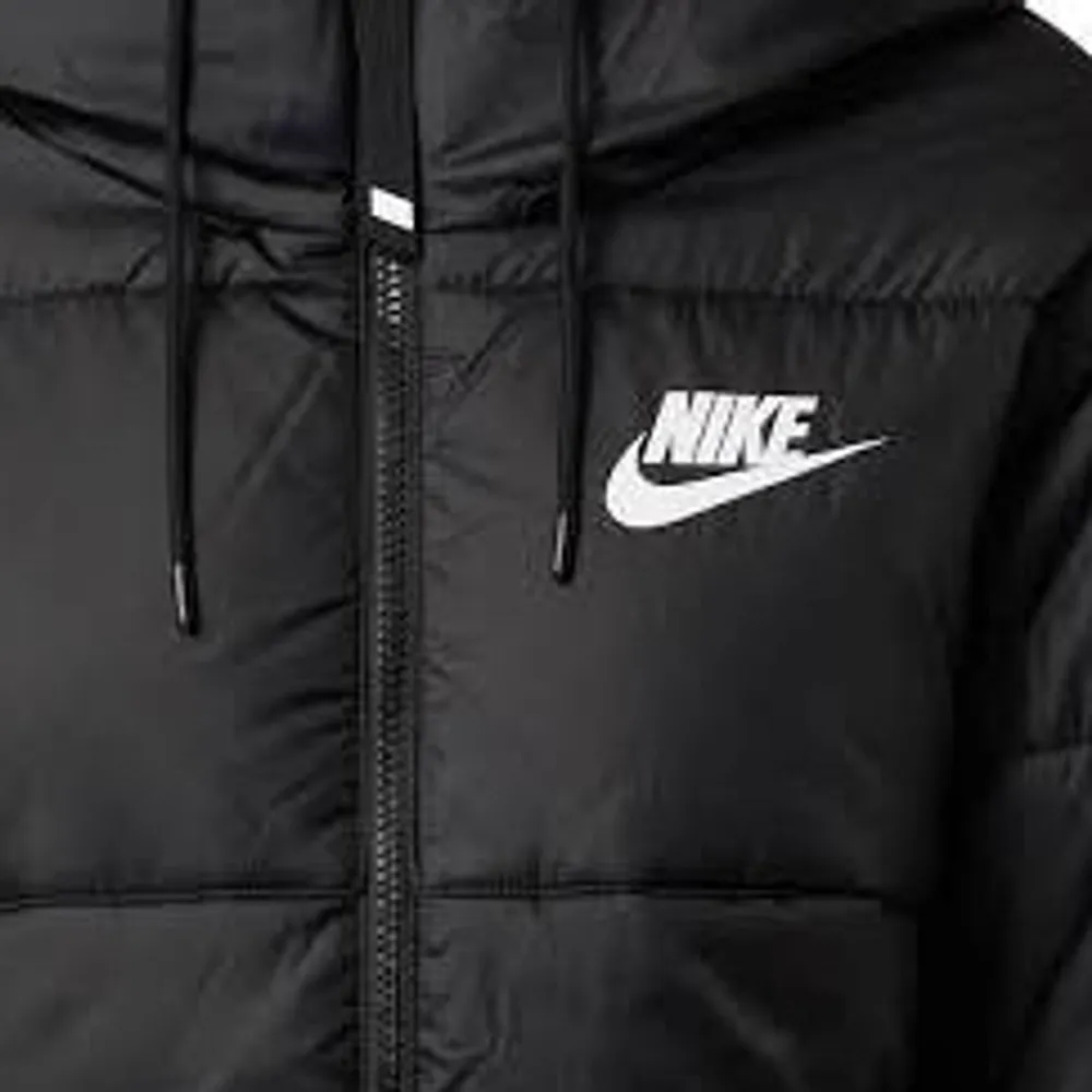 Säljer min fina Nike jacka då jag inte längre använder den 🌸 Priset är diskuterbart . Jackor.