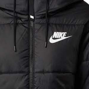 Säljer min fina Nike jacka då jag inte längre använder den 🌸 Priset är diskuterbart 