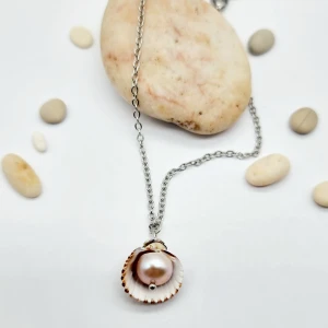 Handgjort halsband  - Handgjort halsband och exklusiv design. Gjord i bra kvalitet ●Material- kedja- rostfritt stål, havets pärlor, snäckskall-från Balos Greken stranden. Nickel fri. Längd: 18cm 