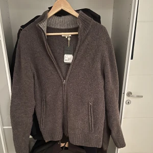Hansen & jacob kofta - Säljer nu denna Hansen & Jacob cardigan kofta då den inte kommer till användning. Nypris 2200, säljer för 1000kr men kan gå ner i pris vid smidig affär. Storlek M, använd några gånger enbart, nyskick