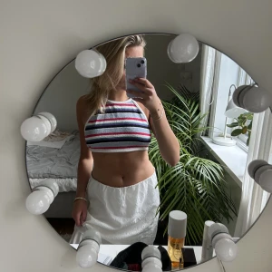 Topp med öppen rygg - Topp från zara med öppen rygg som knyts både i nacken och ryggen. I mycket bra skick, storlek S.