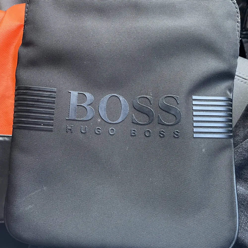 Säljer min svarta boss väska som är i bra skick skick 8/10. Väskor.