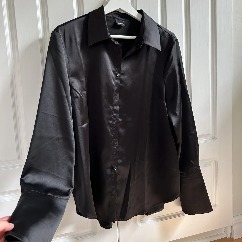 Svart silkesskjorta från Gina tricot. Storlek M i mycket bra skick, ändats använd 1 gång så i princip ny. Nypris 400kr. Skjortor.