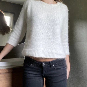 Stickad tröja   - Säljer denna stickade tröjan ifrån Massimo Dutti då den inte kommer till användning. Inte använd och köpte den för fullt pris 🤍🤍pris kan diskuteras 