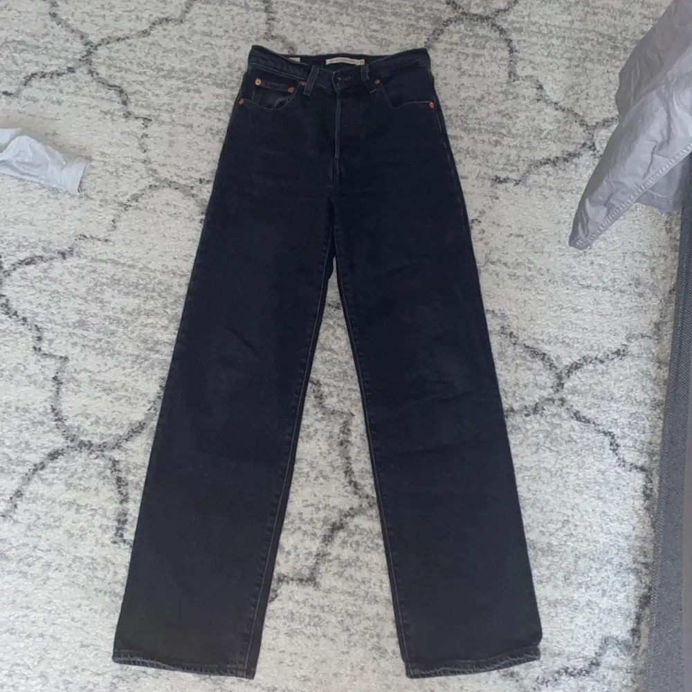 Levis jeans, sitter jätte fint där bak och formar. Storek 24/Xs. Säljer för 250kr.. Jeans & Byxor.
