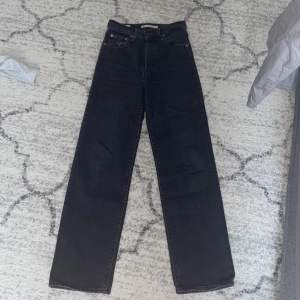 Levis jeans, sitter jätte fint där bak och formar. Storek 24/Xs. Säljer för 250kr.