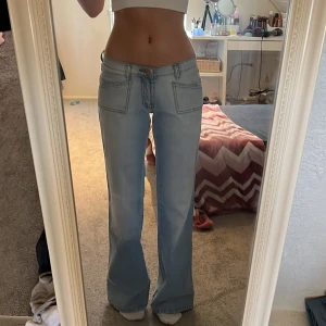 lågmidjade jeans - fina lågmidjade jeans med knappar på fickorna, storlek 25