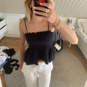 Marinblå volang topp - Marinblå volangtopp med knytningar över axlarna🫶🏼 knappt använd, köparen står för frakten💞💞