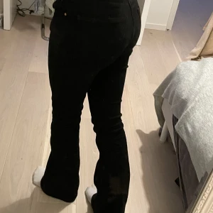 Svarta lågmidjade jeans  - Skit snygga bekväma lågmidjade jeans!! Säljer då jag rensar garderoben. Knappt använda, som nya🫶🏼Nypris 500 kr! Skriv för fler bilder