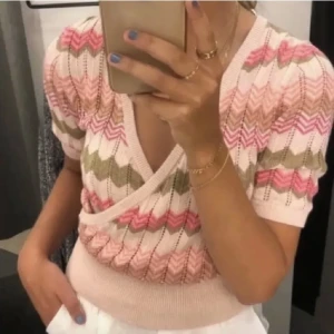 Missoni inspirerad topp - Topp från Holly & Whyte by Lindex som har lite Missoni inspirerat mönster och glittrigt tyg. Superfin och perfekt nu i sommar! Storlek xs men passar också en s, knappt använd 🫶🏼OBS. Storrensning av garderoben så kolla min profil för mer toppar/shorts osv!