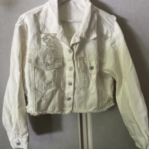 Vit jeansjacka - Superfin vit jeansjacka. Aldrig använd💞💞 storlek xs/s