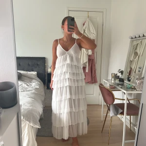 Volang klänning - Säljer denna klänning som är köpt på Zakyntos för 70€ då jag ska flytta utomlands och därför rensar kläder! Aldrig använd men så fin klänning speciellt nu till sommaren!