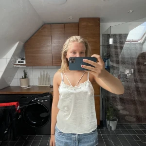 Satinlinne - Säljer dettaa supersöta satinlinne köpt på Gina för två ser sen i samband med julafton! Dock endast använt just då!! Den passar till väldigt mycket och alla tillfällen!!🌟