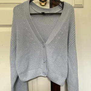 Ljusblå cardigan - Supersöt cardigan med 3 knappar, ganska stor i storlek, men super söt på. Använder tyvärr inte så någon annan kanske får mer användning av den 🫶🏽