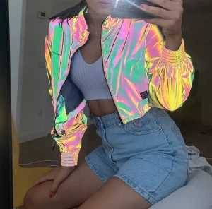 Reflex jacka från Bershka - Otroligt cool reflexjacka som knappt är använd. Finns mycket fint att göra med den, bara själv inte hittat rätt look med den. Därför skickar jag den vidare i hopp om att du kan använda den bättre 🫶🏼