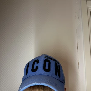 dsquared2 keps  - Jag har valt att sälja min dsquared2 keps på grund av att jag har tröttnat på den. Använde ett fåtal gånger endast. Köpt på NK Göteborg 2022. Har du några frågor så ställ d tveka inte! /mvh Elias 
