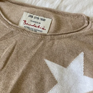 Stjärntröja🎧 - Fin tröja med stjärnor⭐️Alldrig använd. Passar till allt och är väldigt skön. Från ”Bondelid” 95% bomull!