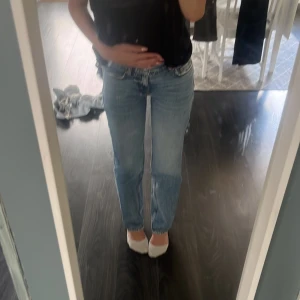 Blåa jeans  - Dessa är i super bra skick. Använda några få gånger. Säljer dessa pga jag inte använder de längre 