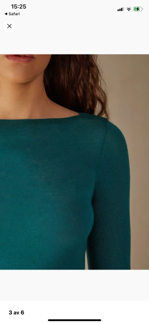 Grön intimissimi tröja - Säljer denna super fina intimissimi tröja då den inte kommer till användning. Den har en liten tråd på ena ärmen men inget som syns vid användning💕