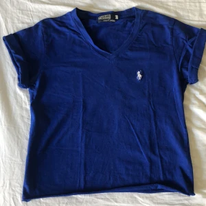 Marinblå Ralph Lauren T-Shirt - Köpt i USA för några år sedan men knappt använd! Storlek M men fungerar även på både mindre och större beroende på hur man vill ha passformen💞 Köparen betalar frakt🩷