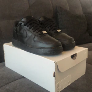 Black air forces  - Air forces storlek 41 jag har haft dom i 1 månad och har använt dom 10 gånger typ nypris 1300kr 