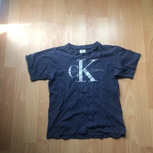 CK T-shirt - Bra skick
