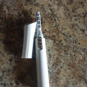 Elektrisk fransböjare - Elektrisk frans böjare som böjer fransarna med värme. Använd 1 gång säljes då den inte kommer till användning💗