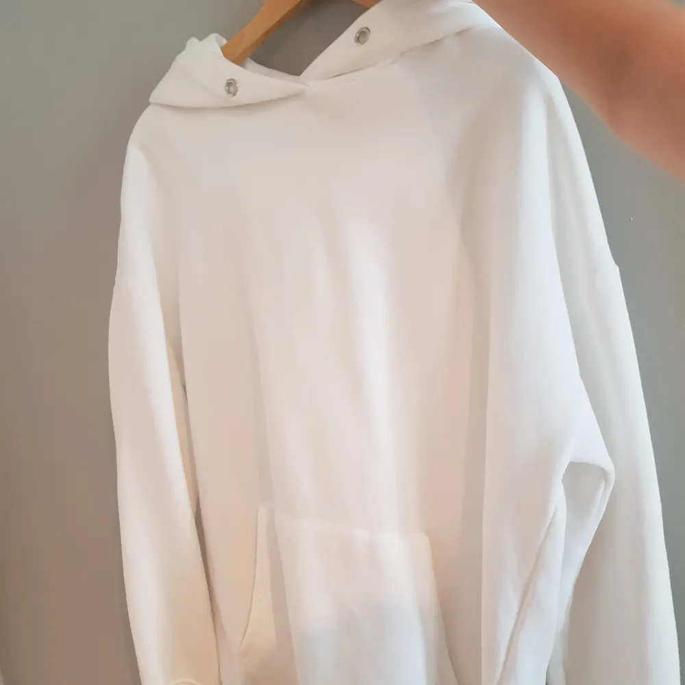 Oversized, vit hoodie från Nellys egna märke. Storlek XS. Nypris var 399 kr. Har endast burit den en gång och säljer den för att storleken var fel.. Hoodies.