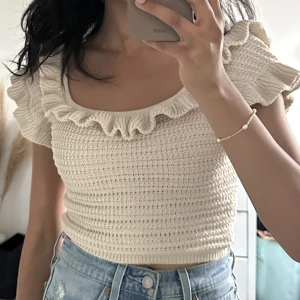 Säljer en sån fin virkad topp 😍 - Säljer en sommardröm!! Krämvit virkad topp med volang🤍 Kortare modell✨Mycket stretch👏🏽