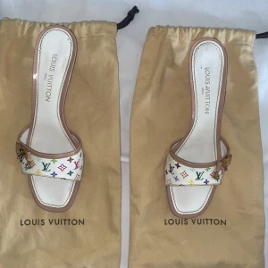 Louis Vuitton vintage klackar - bra skick  - Louis Vuitton klackar vintage från kollektionen takashi Murakami . Louis Vuitton har sen ett tag sen avslutat den kollektionen. Köpte detta par på Tretton vintage som säljer High end skor/väskor. Köpte det enda paret som fanns på hemsidan i denna modell. 