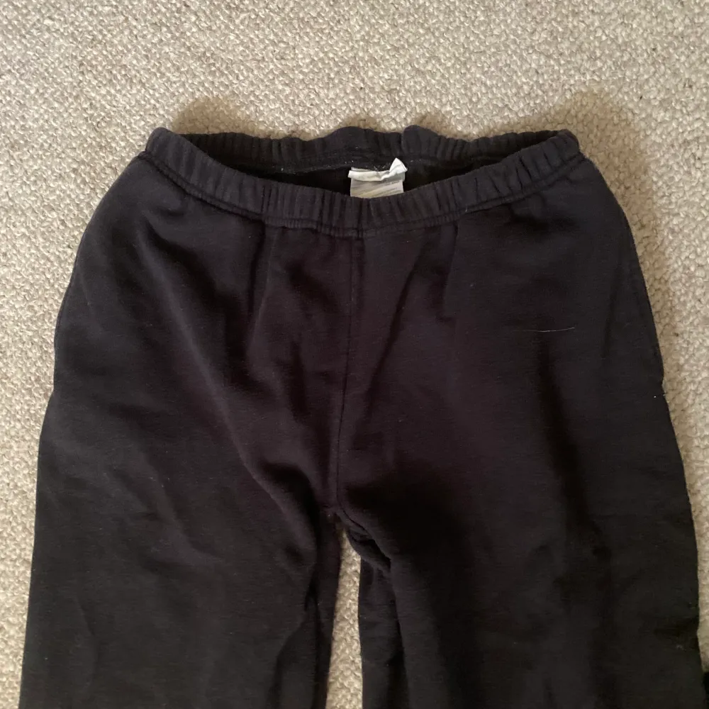 Svarta sköna mjukisar från Gina tricot, jag har sytt om dem till lågmidjade. I storlek M och använts ett fåtal gånger💞skriv för fler frågor💓. Jeans & Byxor.